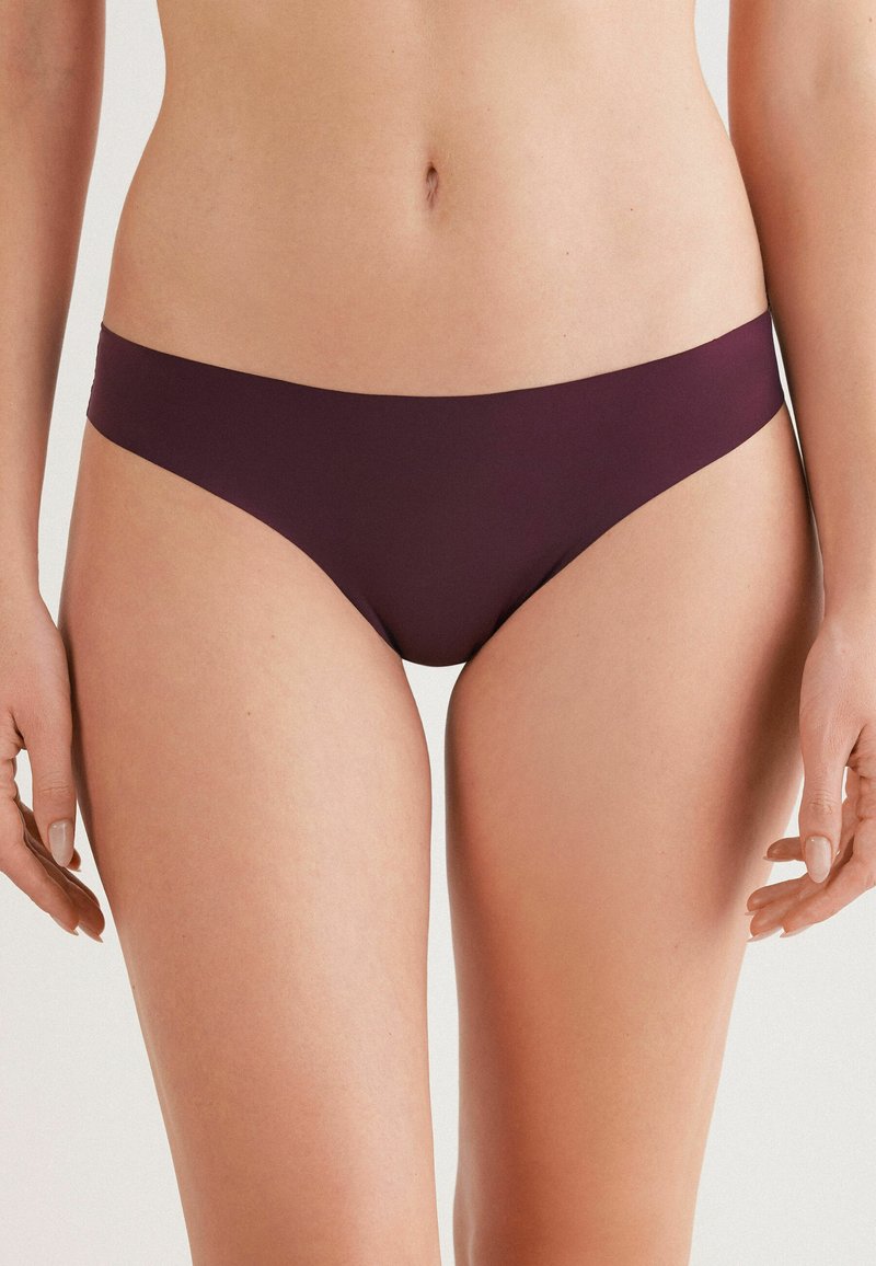 Bordeaux bikini broekje, gladde stof, lage taille, minimale bedekking. Kenmerkt schone lijnen en subtiele, geen hardware accenten.