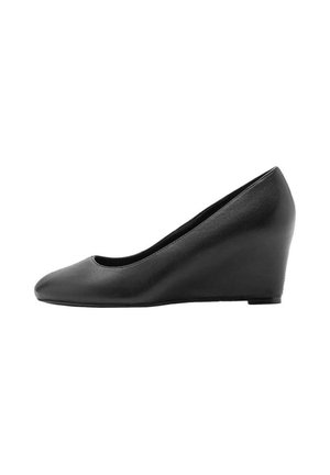 Zapato negro de cuero con tacón cuña, puntera cerrada y puntiaguda y superficie lisa, visto de lado sobre fondo blanco.