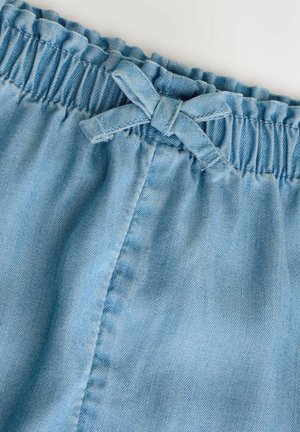 Helle blaue Jeansshorts mit einem rüschengestalteten elastischen Bund und einem Stoffband-Detail. Glatte Textur mit dezenten Nahtakzenten.