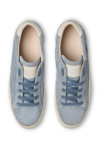Sneakers in suede bluastro con linguetta color crema, lacci blu e piccole perforazioni sui lati. Design minimale e superficie liscia.