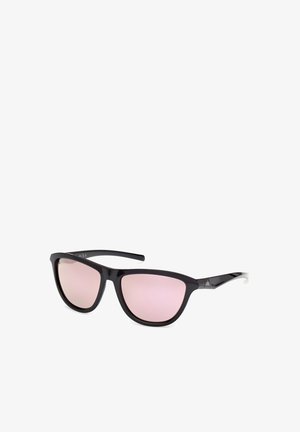 Lunettes de soleil à monture plastique noire avec des verres miroirs roses légèrement courbés et des branches fines inclinées vers l'extérieur sur fond blanc.