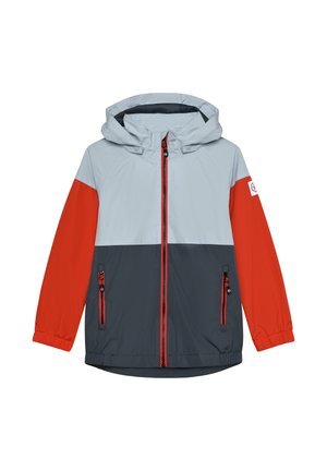 Giacca con cappuccio con parte superiore grigio chiaro, parte inferiore grigio scuro e maniche rosse. Presenta tasche con zip e cerniera rossa a contrasto. Tessuto liscio e leggero.