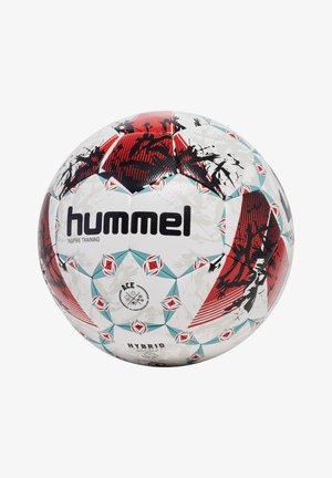 Hummel træningsfodbold med en hvid base med røde og sorte accenter, geometriske mønstre og en tekstureret overflade.