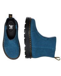 Botas de tornozelo em camurça azul com painéis elásticos laterais, uma sola grossa preta e costura amarela. Apresenta uma alça para facilitar o calçar.