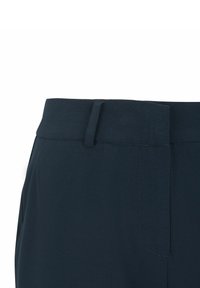 Tmavě modré kalhoty s hladkým materiálem, plochým pasem, jemnými švy a jedním postranním kapsovým designem.