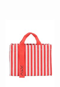 Borsa a spalla a strisce rosse e bianche con due manici rossi, realizzata in tessuto resistente. Presenta un'etichetta con logo sul lato, forma quadrata e superficie testurizzata.