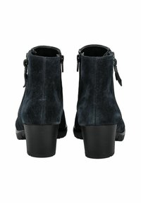 Botines de ante azul oscuro con tacón cuadrado, cremallera lateral y superficie texturizada; suela negra lisa con detalles de relieve para mayor tracción.