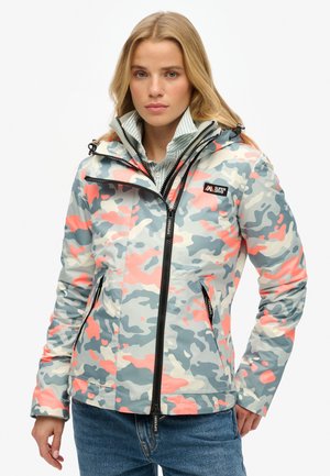 Camouflagejakke i nuancer af lyseblå, pink og hvid; har en lynlåslukning, hætte og to sidelommer.