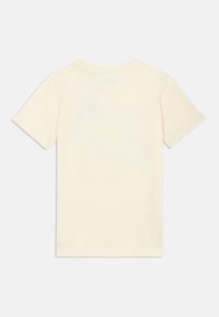 Κοντομάνικη μπλούζα από βαμβάκι σε ανοιχτό κρεμ χρώμα, με στρογγυλή λαιμόκοψη και λεπτή υφή, χωρίς ορατά γραφικά ή σχέδια στην πλάτη.