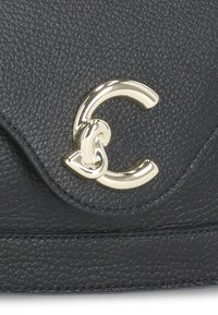 Borsa a mano in pelle nera con finitura testurizzata, accentuata da un hardware a forma di C in tonalità oro e chiusura a pattina curva.