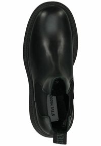 Stivale alla caviglia in pelle nera con pannelli laterali elasticizzati, suola texture e un inserto con marchio. Finitura liscia con punta arrotondata.