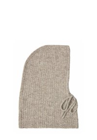 Bonnet en tricot beige avec une texture ribbed épaisse, présentant un accent sur le côté en fil entrelacé, rehaussant la simplicité du design global.