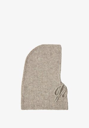 Gorro de punto beige con una textura de canalé gruesa, que presenta un acento lateral de hilo entrelazado, elevando la simplicidad del diseño general.