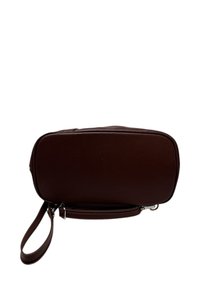 Borsa a tracolla in pelle marrone con forma rettangolare, lati piatti, zip superiore e una tracolla removibile per un facile trasporto.