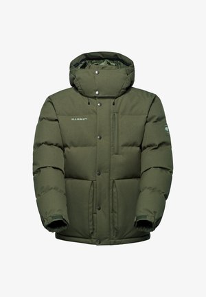 Giacca a vento verde con cappuccio, dotata di cerniera frontale, bottoni a scatto, due tasche frontali e un logo sul petto. Tessuto morbido e strutturato.