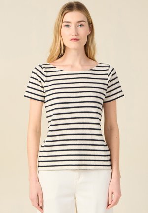 Camicia a maniche corte a righe in crema e blu navy, con un ampio scollo e una forma aderente. Realizzata in tessuto morbido e testurizzato.