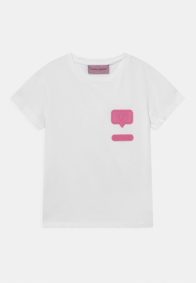 Witte katoenen T-shirt met een roze rubberen patchontwerp en merkembleem op de linkerkant van de borst. Korte mouwen en een ronde hals.