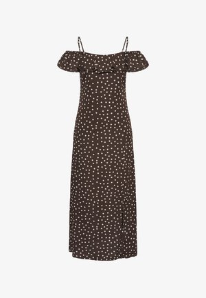 Robe maxi marron à épaules découvertes avec des pois blancs, fines bretelles et un détail de col volanté.