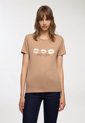 - T-shirt z nadrukiem