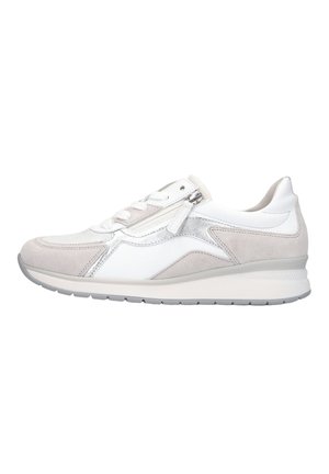 Baskets basses blanches et gris clair avec lacets à l’avant, fermeture éclair latérale et semelle rembourrée conçues pour un usage décontracté.