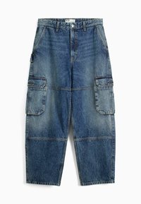 Jeans cargo byxor i mellanmörk blå med en lös passform, två stora sidofickor och kontrasterande sömnadsdetaljer.