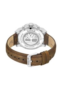 Orologio Timberland con cassa rotonda in acciaio inossidabile, cinturino in pelle marrone e logo inciso sul retro, con resistenza all'acqua.
