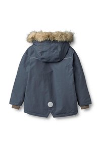 Giacca invernale grigio scuro con cappuccio bordato di pelliccia, polsini a costine, striscia riflettente sulla parte superiore della schiena e patch con logo vicino al centro inferiore.