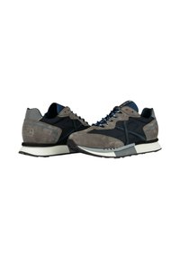 Scarpe sportive grigie e navy con tomaia in suede e rete, collo caviglia imbottito e accenti blu. Presentano una intersuola bianca e una suola in gomma testurizzata.