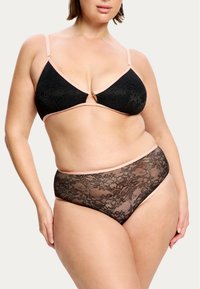 Bralette en dentelle noire avec des accents roses, présentant une forme triangulaire, des bretelles réglables et un détail en trou de serrure au centre. Assorti à des culottes en dentelle noire.