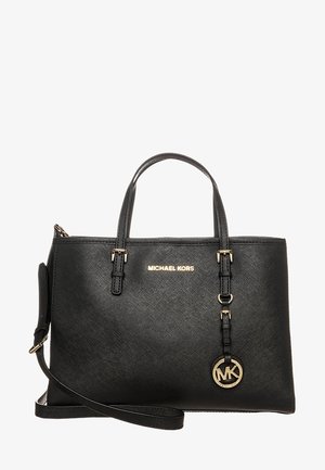 Czarna skórzana torebka Michael Kors z dwoma uchwytami, regulowanym paskiem na ramię i złotym logiem zawieszonym na przedniej klamrze.