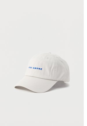 Λευκό καπέλο μπέιζμπολ με καμπυλωτό γείσο, με μπλε κεντημένο κείμενο "CIAO AMORE" στην μπροστινή πλευρά, τοποθετημένο σε απλό λευκό φόντο.