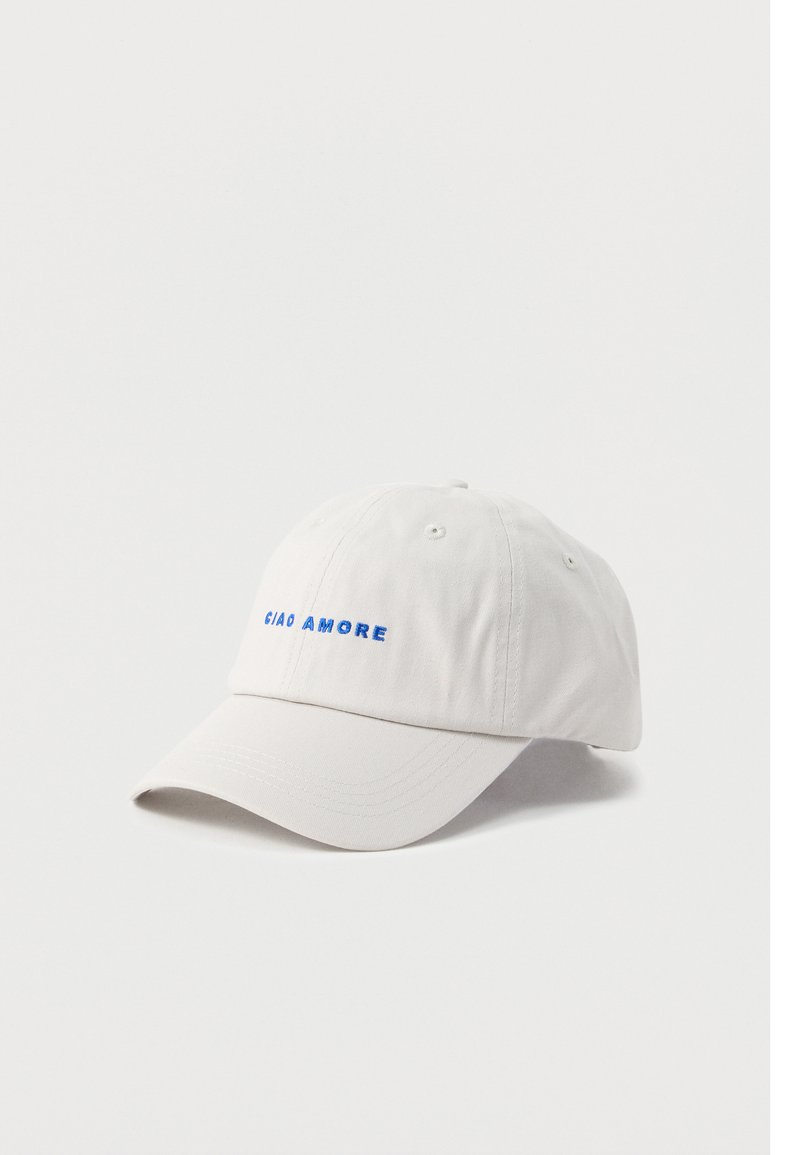 Λευκό καπέλο μπέιζμπολ με καμπυλωτό γείσο, με μπλε κεντημένο κείμενο "CIAO AMORE" στην μπροστινή πλευρά, τοποθετημένο σε απλό λευκό φόντο.