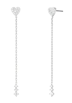 Zilveren hangoorbellen met hartvormige stekers bezet met kleine, heldere steentjes en dunne kettingen die eindigen in drie kleine ronde stenen.