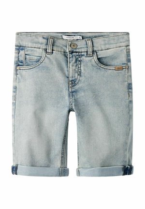 Pantalones cortos vaqueros de color azul claro con puños remangados, botón frontal, trabillas para cinturón y bolsillos delanteros, diseñados para un uso informal.