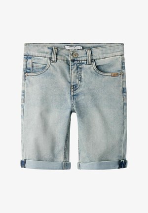 Lyseblå denimshorts med opbrettede kanter, knapper foran, bæltestropper og forlommer, designet til afslappet brug.