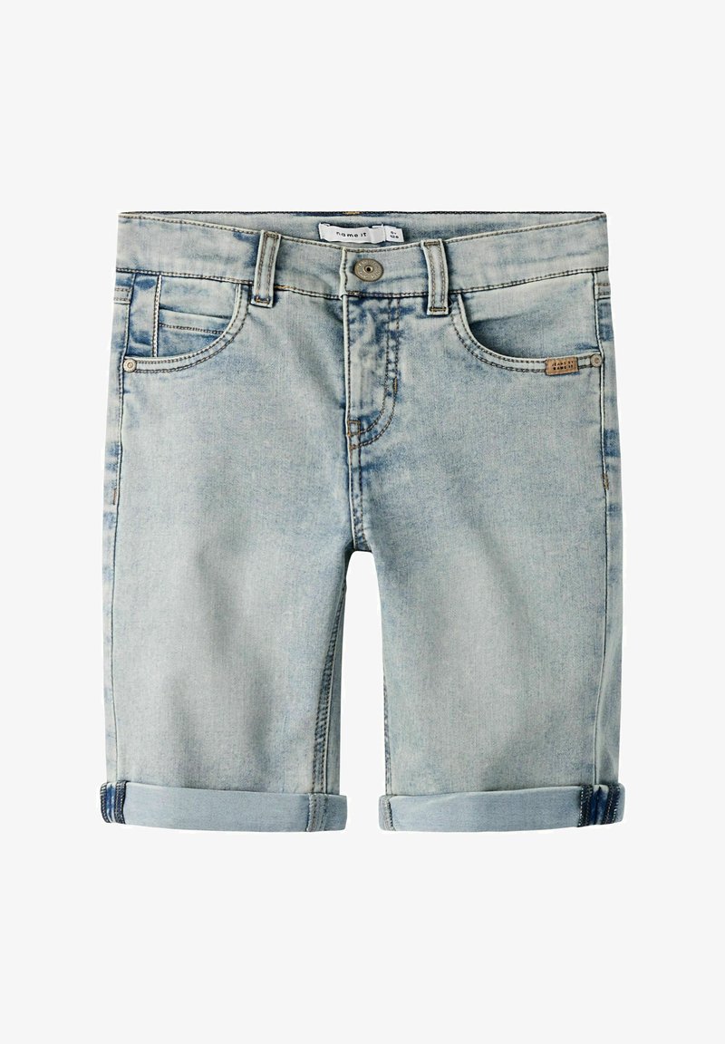 Short en denim bleu clair avec revers roulés, bouton à l'avant, passants de ceinture et poches avant, stylé pour un usage décontracté.