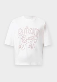 Bijela kratkosvjetlana majica s kratkim rukavima s grafikom lava u crvenim obrubima i stiliziranim natpisom "Carhartt" preko prsa.