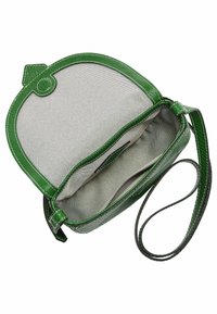 Sac à épaule en cuir vert avec une surface texturée, un intérieur organisé et une doublure en tissu lisse. Il est doté d'une longue bandoulière et d'une fermeture unique.