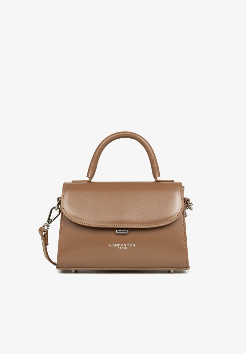 Sac à main Lancaster Paris en cuir marron avec poignée supérieure, fermeture à rabat sur le devant et bandoulière amovible sur fond blanc.