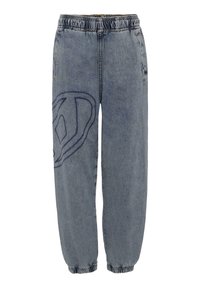 Pantaloni jogger in denim azzurro chiaro con vita elastica, polsini a costine e un grande logo blu ricamato sulla coscia sinistra.