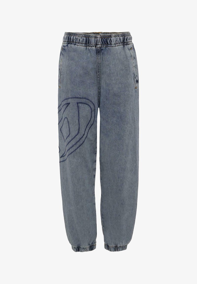 Pantaloni jogger in denim azzurro chiaro con vita elastica, polsini a costine e un grande logo blu ricamato sulla coscia sinistra.