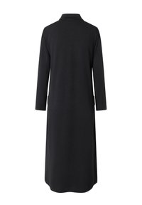 Schwarzer langer Mantel mit Kragen, langen Ärmeln, seitlichen Taschen und einer glatten Textur. Minimalistisches Design ohne sichtbare Muster oder Akzente.