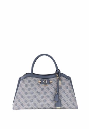 Sac à main rectangulaire gris et bleu Guess avec double poignée, motif de logo répétitif et étiquette décorative suspendue sur le côté.