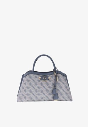 Sac à main rectangulaire gris et bleu Guess avec double poignée, motif de logo répétitif et étiquette décorative suspendue sur le côté.