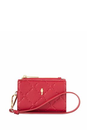 Czerwony skórzany portfel o teksturowanej powierzchni, złote okucia, zapięcie na zamek błyskawiczny oraz pasek na nadgarstek. Na przodzie znajduje się akcent z logo.