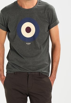 Grå bomulds t-shirt med et cirkulært grafisk design i marineblå, crème og burgunder, med optrukne ærmer og en afslappet pasform.
