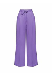 Spodnie o szerokich nogawkach w kolorze lawendowym, z wysokim stanem, z przodem zapinanym na guzik, wiązanym paskiem i bocznymi kieszeniami na białym tle.