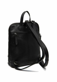 Mochila cuadrada de cuero negro con un asa superior, bolsillo con cremallera en la parte frontal y correas de hombro ajustables sobre un fondo blanco.