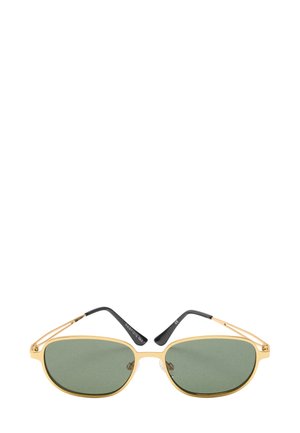 Okulary przeciwsłoneczne z metalową złotą oprawą, zielonymi szkłami owalnego, wydłużonego kształtu, cienkimi czarnymi zausznikami i minimalistycznym zdobieniem.