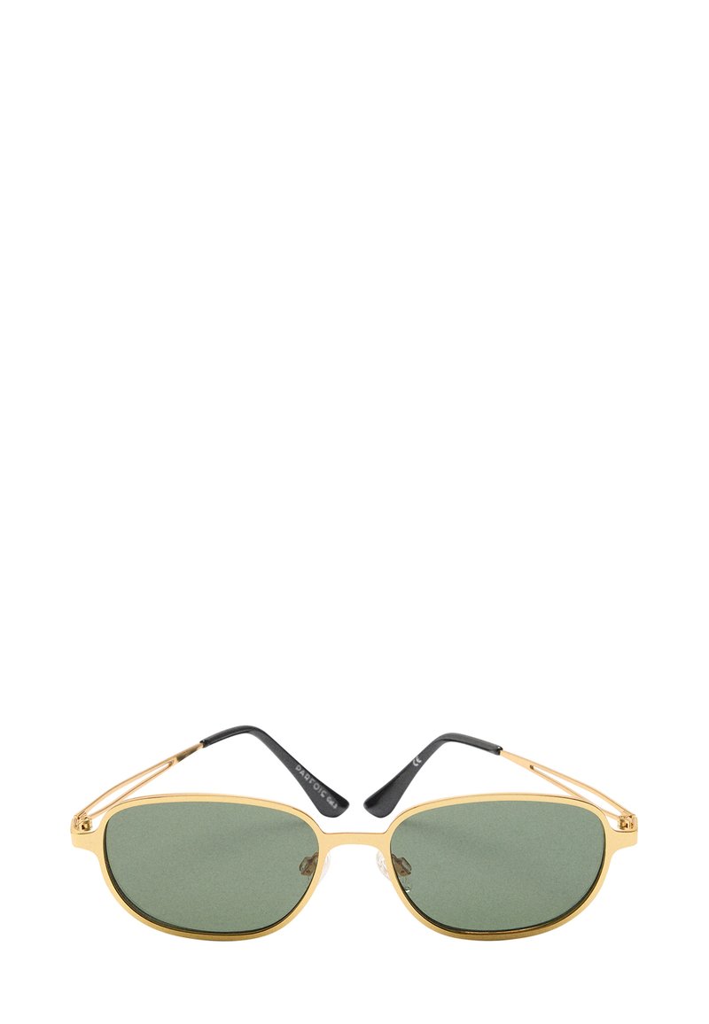 Okulary przeciwsłoneczne z metalową złotą oprawą, zielonymi szkłami owalnego, wydłużonego kształtu, cienkimi czarnymi zausznikami i minimalistycznym zdobieniem.